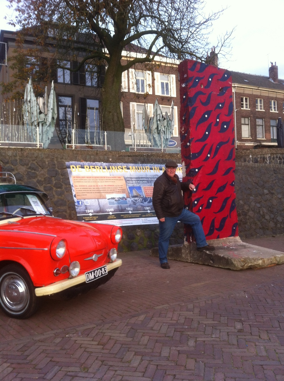 Berlijnse muur op de kade in Arnhem en Jan