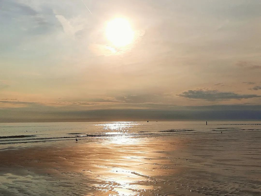 Nederland: Zonsondergang aan de Noordzee kust, Zeeland