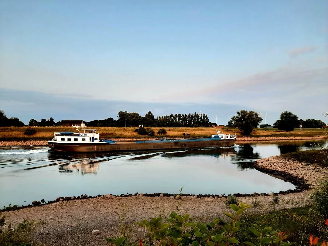 Nederland: Vrachtboot op de IJssel, Gelderland
