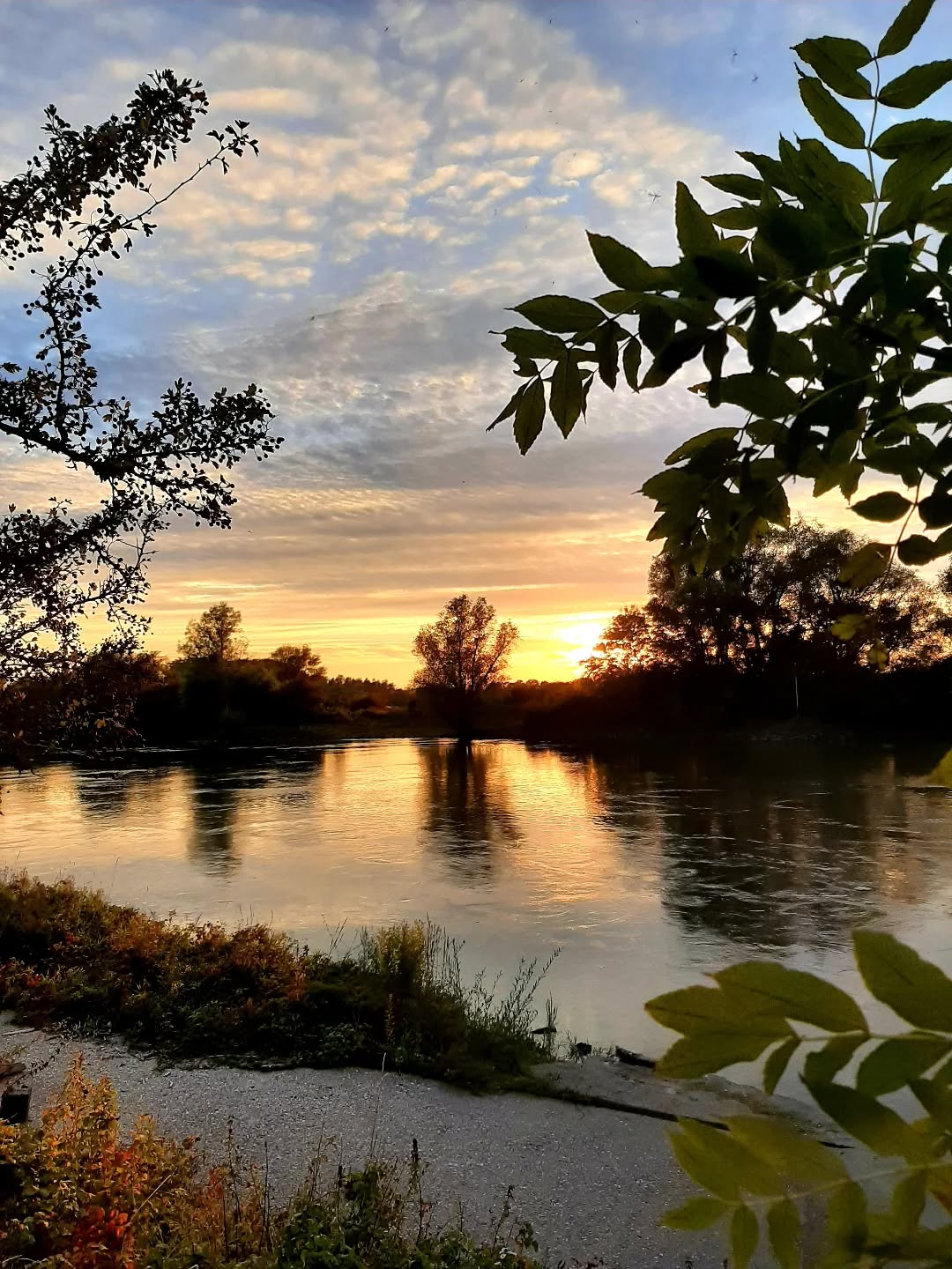 Nederland: Zonsondergang bij de IJssel in de herfst, Veluwezoom