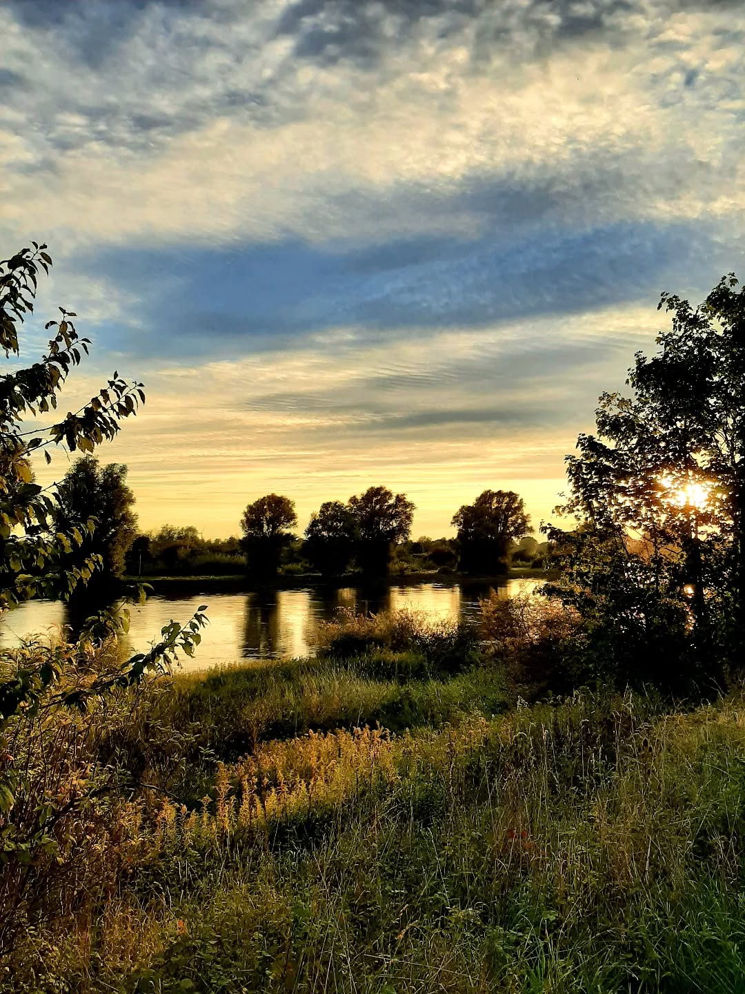 Nederland: De lucht kleurt als goud, IJssel, Veluwezoom