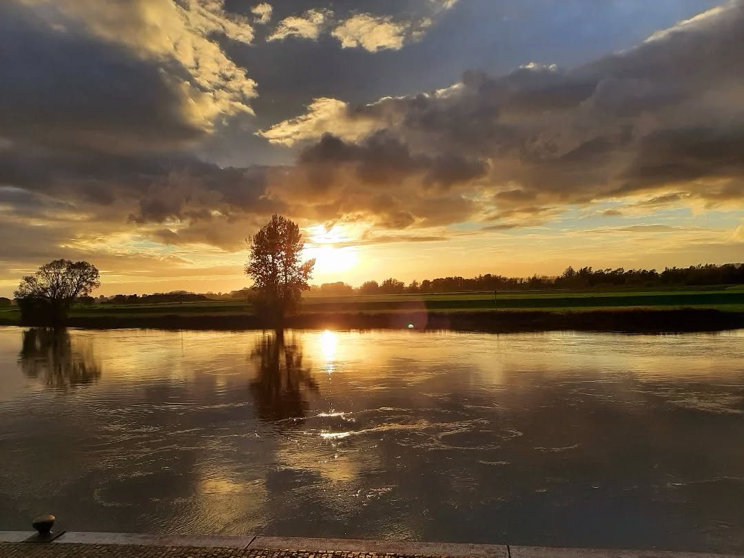 Nederland: Zonsondergang bij de kade in Doesburg, Achterhoek, Gelderland