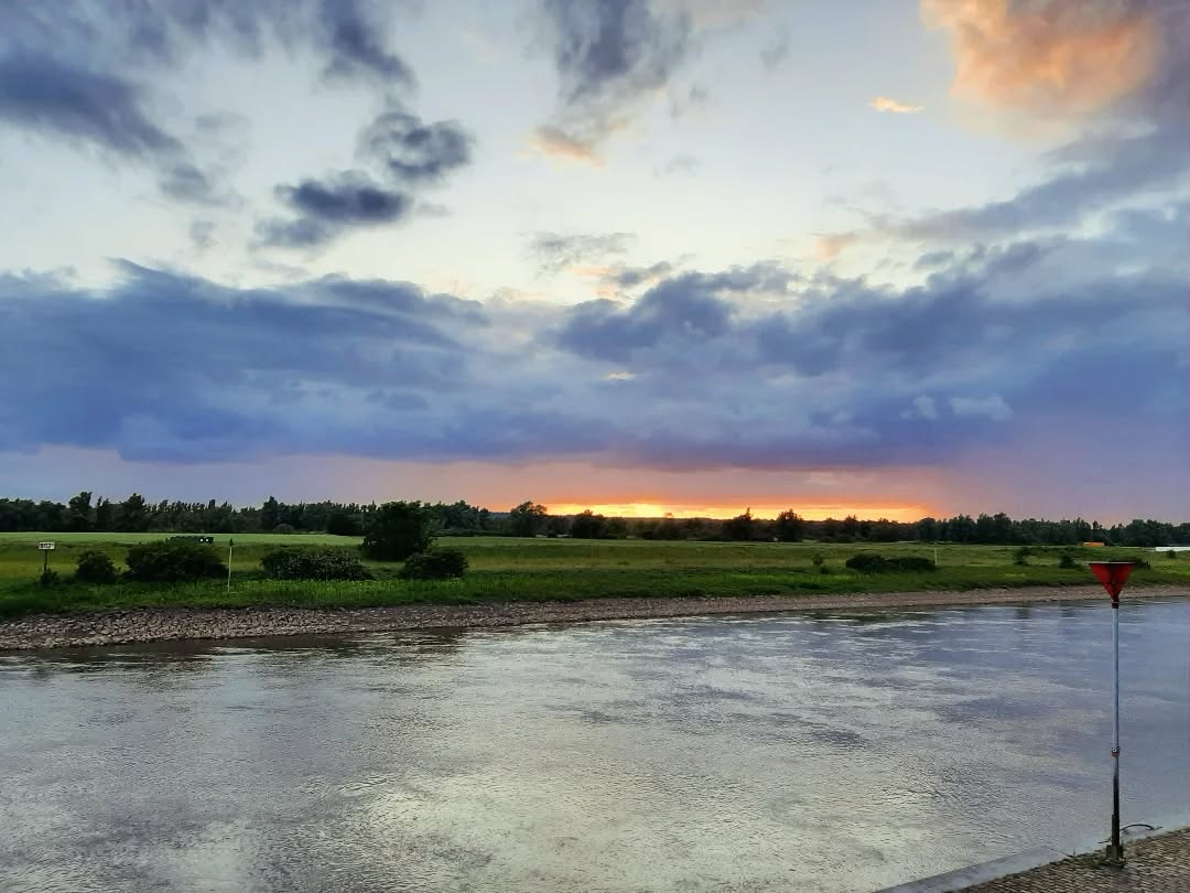 Nederland: Aan de IJsselkade 's avonds, Achterhoek, Gelderland