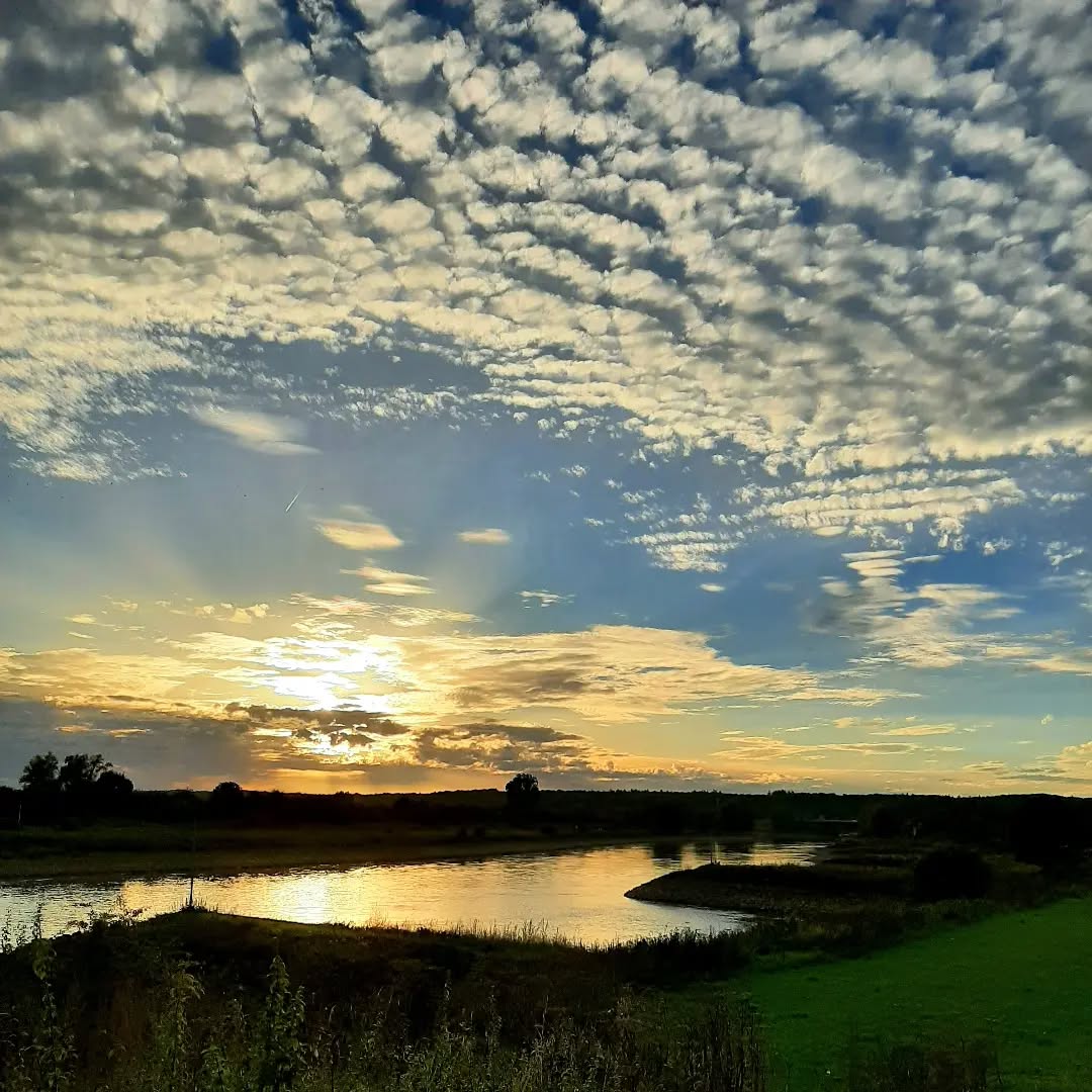 Nederland: Zonsondergang en schappenwolken bij de IJssel, Gelderland